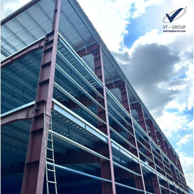 Lắp dựng khung kèo thép tiền chế cho dự án nhà máy công nghiệp.