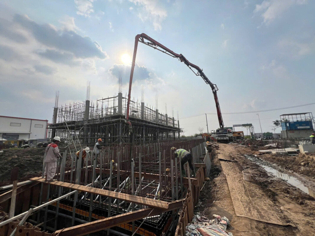Thi công nhà máy bằng kết cấu thép tiền chế hiện đại.