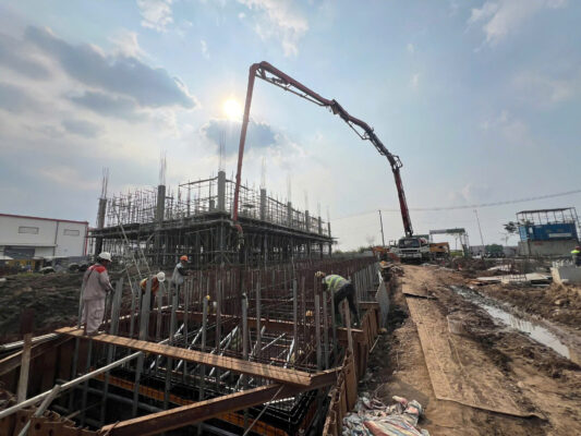 Thi công nhà máy bằng kết cấu thép tiền chế hiện đại.