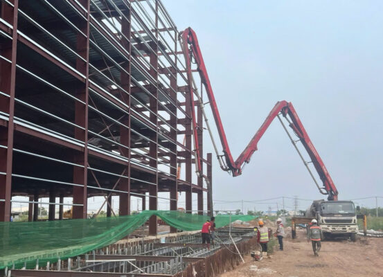 Quy trình khảo sát địa chất nền móng chuẩn bị cho thi công nhà máy.