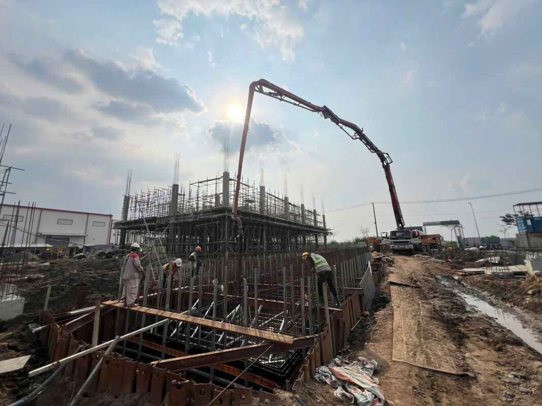 Công trường xây dựng nhà xưởng đang được triển khai.