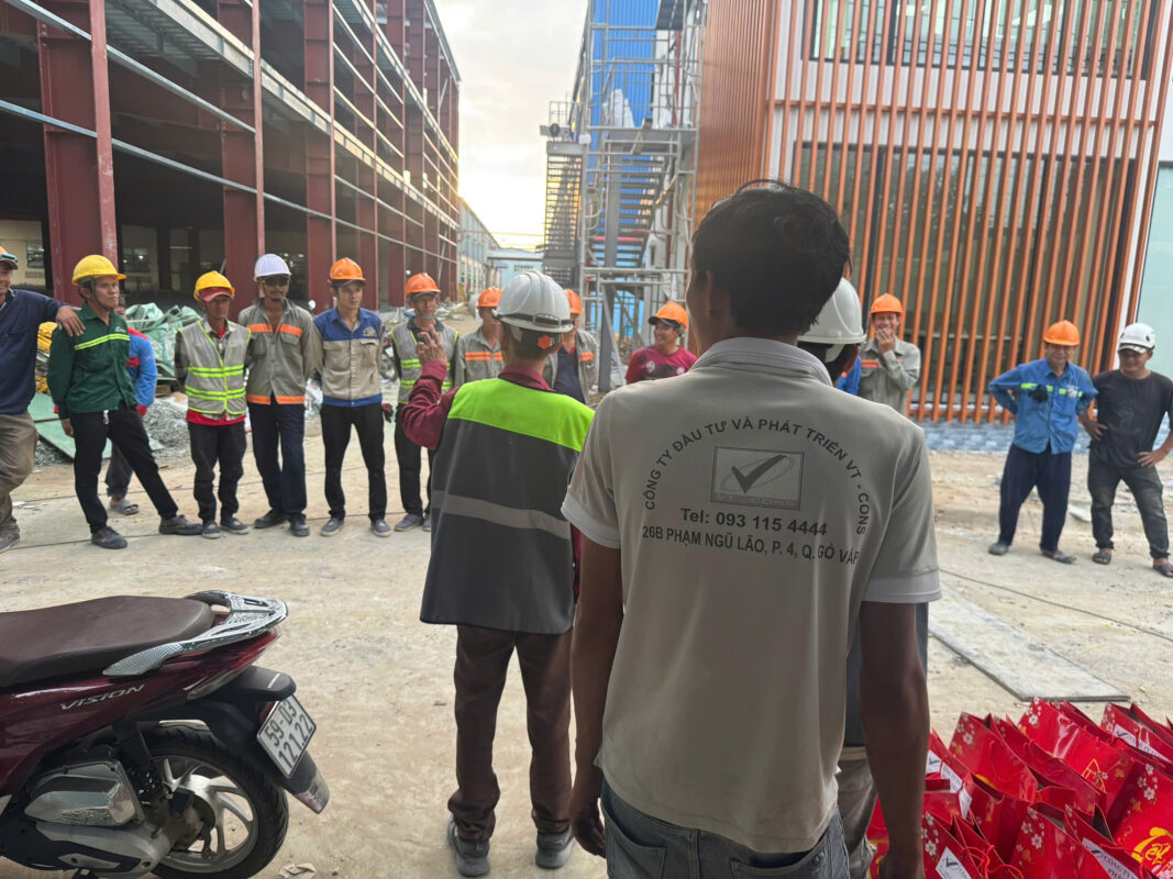 Trao quà tết cho công nhân