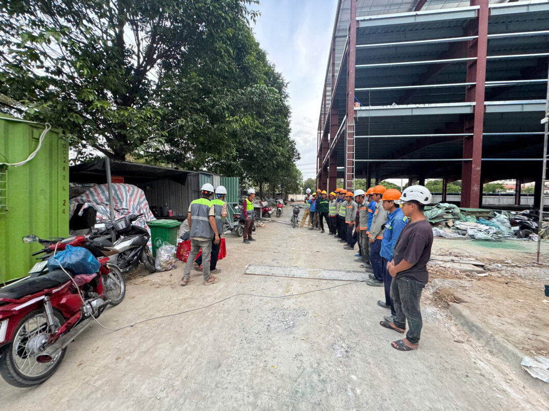 Trao quà tết cho công nhân