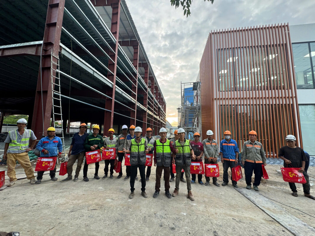 Trao quà tết cho công nhân