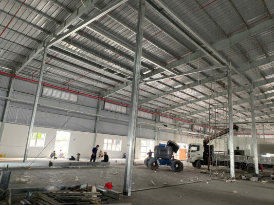 Mọi chi tiết kỹ thuật đều được kiểm tra nghiêm ngặt trong quá trình thi công nhà xưởng.