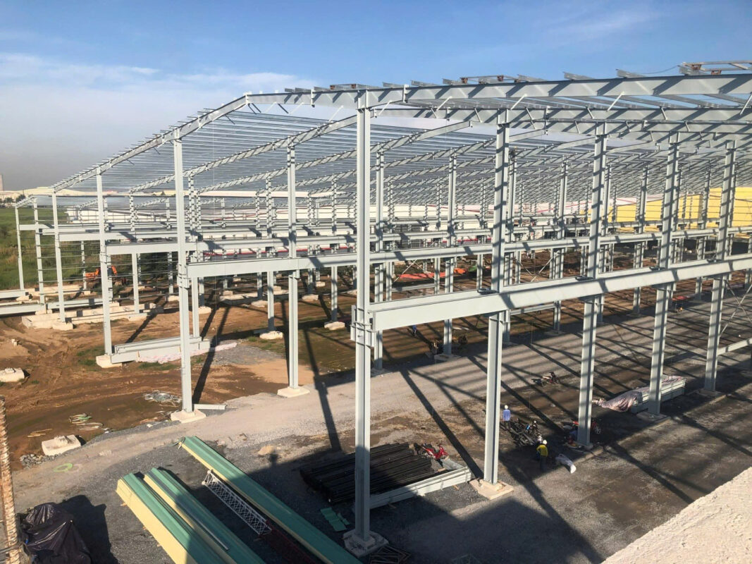 Cấu kiện khung kèo thép được gia công trực tiếp tại xưởng sản xuất của VTCONS.