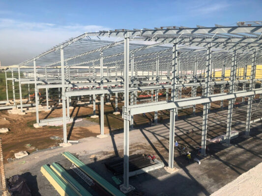 Cấu kiện khung kèo thép được gia công trực tiếp tại xưởng sản xuất của VTCONS.