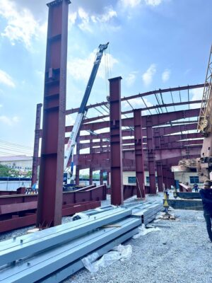 Công đoạn hoàn thiện bề mặt sàn giúp tối ưu hiệu quả sử dụng khi thi công nhà xưởng.