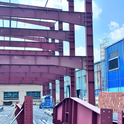 VTCONS thực hiện quy trình đổ bê tông sàn bài bản cho dự án tổng thầu nhà xưởng.